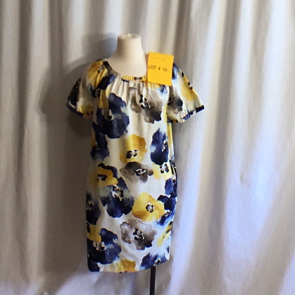 SIMPLY
VERA pull on shift dress in size medium
